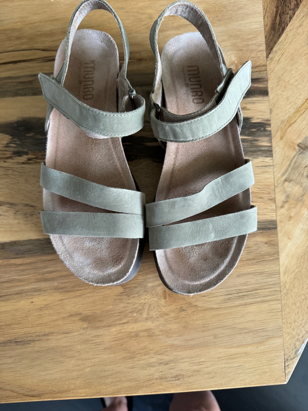 Munro Juniper sandals 8M sage